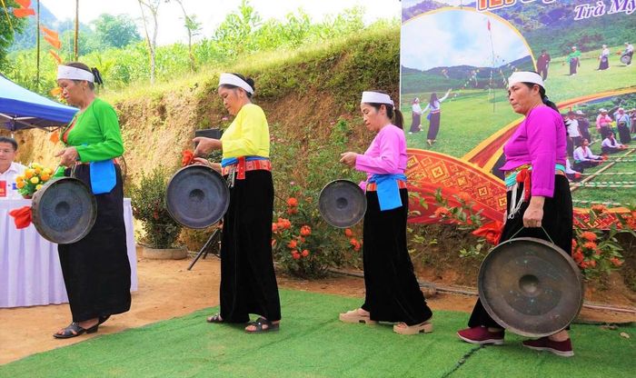 Người dân đồng bào Mường trình diễn đánh chiêng tại ngày hội. Ảnh: TT.