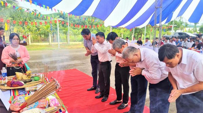Lãnh đạo xã Trà My dâng hương tại làng Mường ở thôn Đồng Trầu. Ảnh: CĐ.