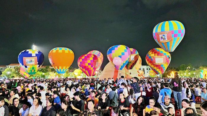 Các khinh khí cầu rực rỡ về đêm tại Quảng trường Hùng Vương nơi diễn ra Lễ hội khinh khí cầu lần thứ I năm 2026. Ảnh: Nguyên Du