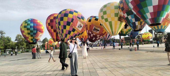 Lần đầu tiên người dân và du khách trải nghiệm khinh khí cầu ở Cà Mau. Ảnh: Nguyên Du