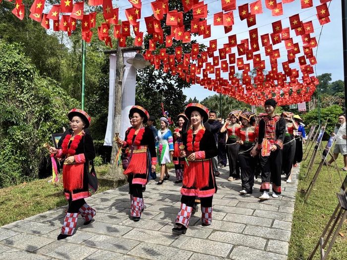 Chương trình khám phá “Sắc màu đại ngàn giữa lòng Hà Nội” ở Làng Văn hoá.