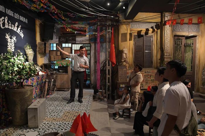 Du khách khám phá, trải nghiệm “Tour Yêu Nước - Không gian Bao cấp: Chạm vào ký ức một thời”.