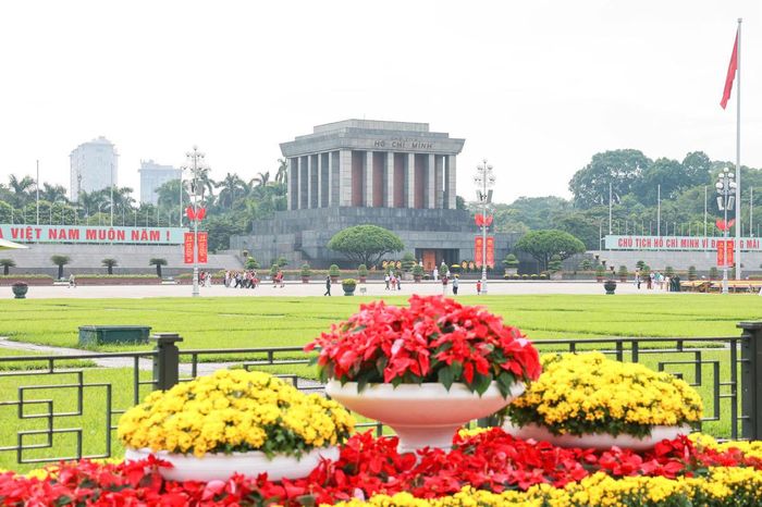 Quảng trường Ba Đình rực sắc cờ đỏ sao vàng, hoa tươi và biểu ngữ chào mừng Ngày Quốc khánh 2-9. Ảnh: Quang Vinh