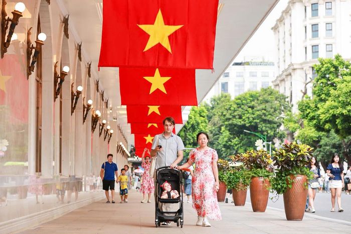 Phố Tràng Tiền rực rỡ cờ hoa chào mừng Quốc khánh 2-9. Ảnh: Quang Vinh