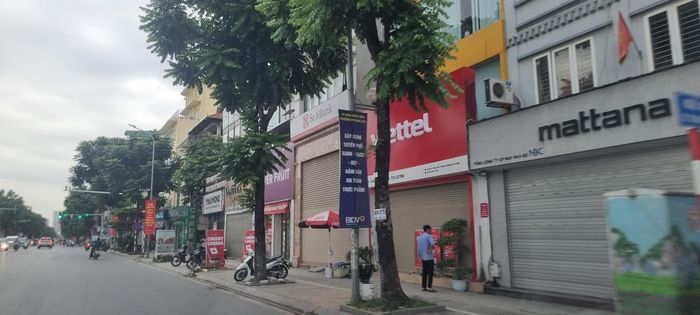 Nghỉ lễ kéo dài, nhiều cửa hàng kinh doanh ở Thủ đô đóng cửa, nghỉ bán hàng. Ảnh: Nam Anh.