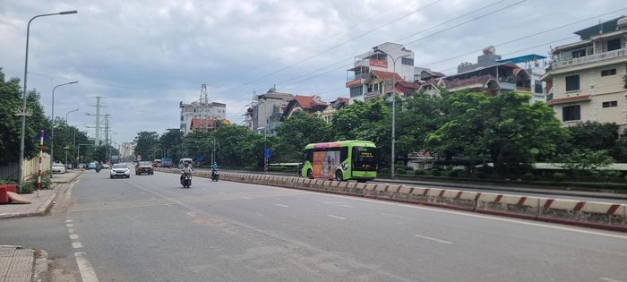 Tuyến đường Nguyễn Khoái cũng rất thông thoáng, dù ở đây đang thi công dự án cầu Trần Hưng Đạo. Ảnh: Nam Anh.
