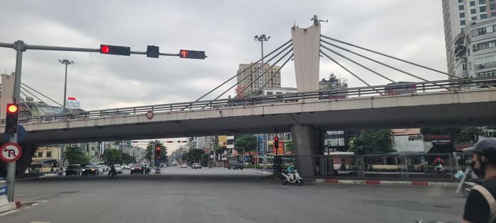 Nút giao, "điểm đen" Ngã Tư Sở cũng rất thông thoáng trong ngày nghỉ lễ thứ ba này. Ảnh: Nam Anh.