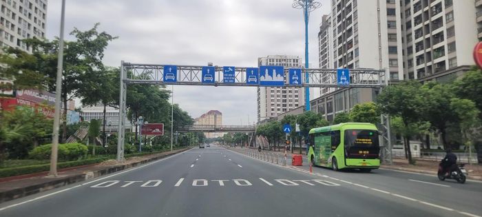 Tuyến đường Võ Chí Công thông thoáng trong sáng ngày 31/8. Ảnh: Nam Anh.