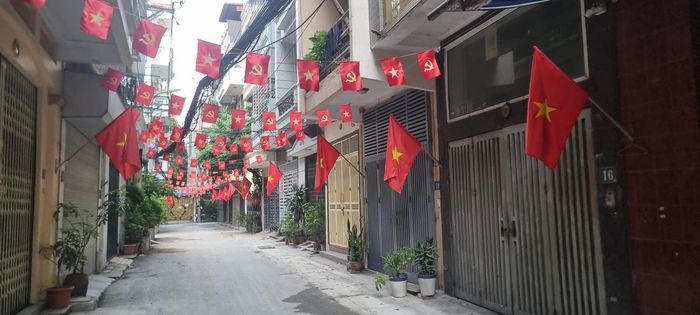 Kỳ nghỉ lễ 5 ngày dịp Quốc khánh 2/9, các hộ dân ở Thủ đô đều treo cờ tổ quốc. Ảnh: Nam Anh.