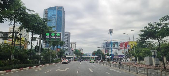 Bảng điện tử hiện thị toàn màu xanh, chỉ mức độ giao thông thông thoáng. Ảnh: Nam Anh.