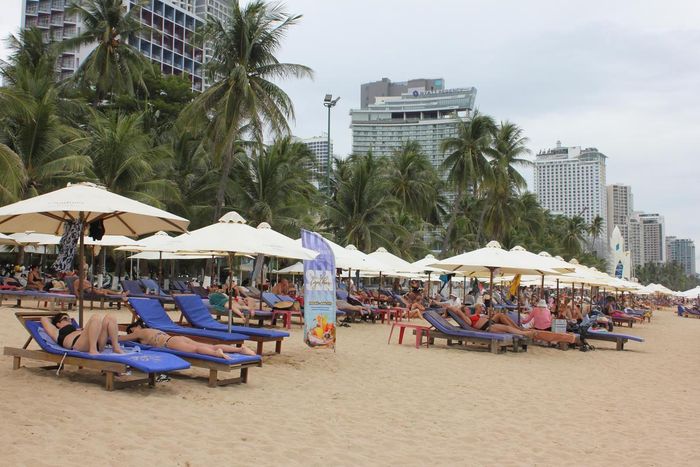 Du khách đến Nha Trang, Khánh Hòa nghỉ lễ và tắm biển rất đông.