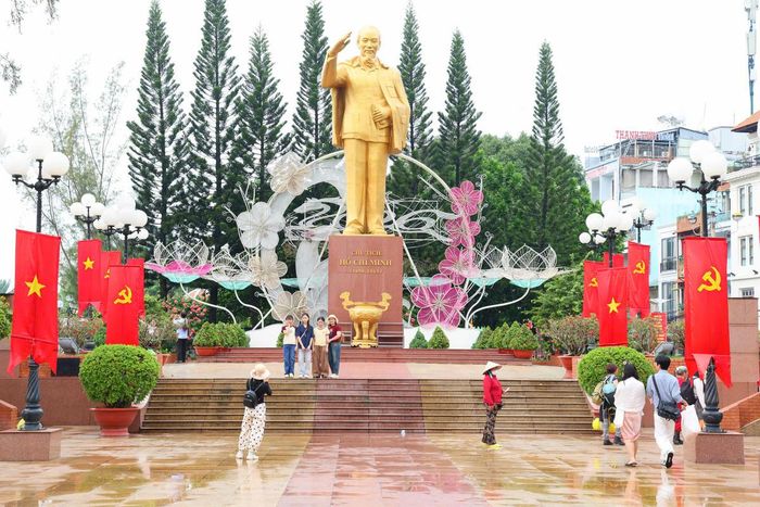Bến Ninh Kiều ngập trong sắc cờ đỏ sao vàng. Ảnh HT