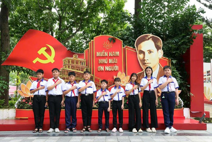Học sinh tham quan tại triển lãm ảnh chuyên đề “Miền Nam nhớ mãi ơn Người”. Ảnh HT
