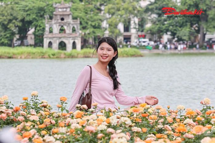 Trong khi một bộ phận người dân rời Hà Nội để về quê hoặc du lịch, nhiều người lựa chọn ở lại, biến những ngày nghỉ Quốc khánh thành dịp khám phá, trải nghiệm và tận hưởng không khí đặc biệt của Thủ đô.