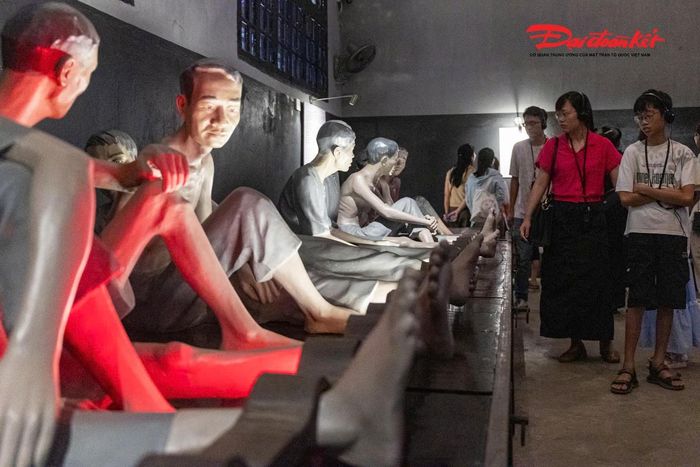 Khách tham quan Nhà tù Hỏa Lò khá đa dạng, từ các gia đình, nhóm bạn trẻ đến du khách nước ngoài.