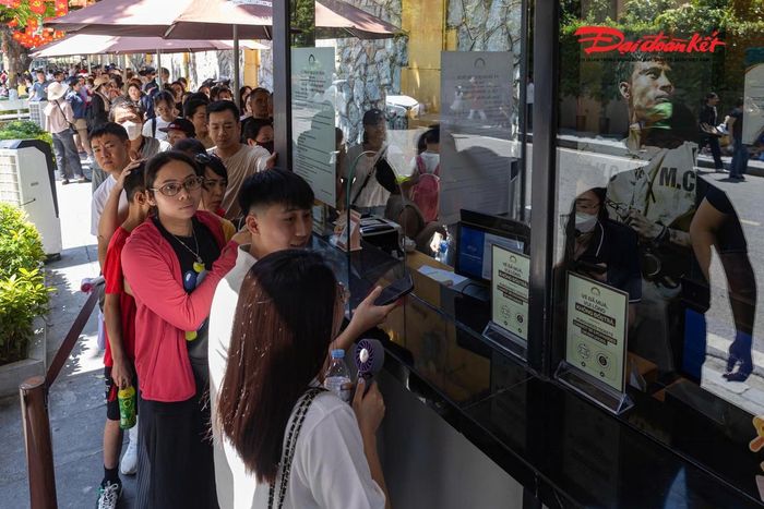 Không chỉ hồ Gươm, di tích Nhà tù Hỏa Lò cũng là điểm đến thu hút đông người trong ngày 31/8.