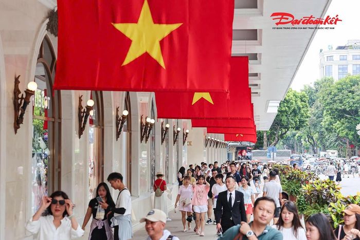 Tại khu vực phố đi bộ quanh hồ Gươm, người dân tham gia nhiều hoạt động vui chơi, giải trí. Các quán cà phê, hàng ăn và cửa hàng trong khu vực trung tâm cũng tấp nập khách.