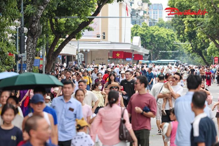 Khu vực quanh hồ Gươm đã có đông người qua lại. Tại các tuyến phố Đinh Tiên Hoàng, Hàng Bài, Tràng Tiền, Cửa Gỗ..., lượng người tập trung ngày càng đông khi về trưa.