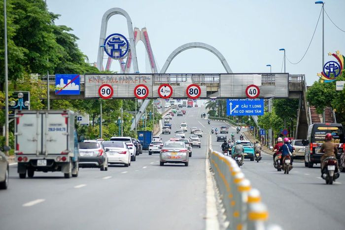 Hệ thống báo hiệu đường bộ trên tuyến.