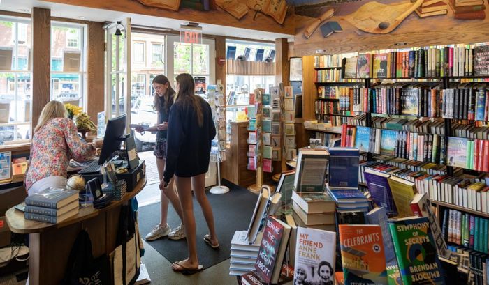  Bạn đọc mua sách trong hiệu sách ở Nantucket, bang Massachusetts, Mỹ. Ảnh: CNTraveller.