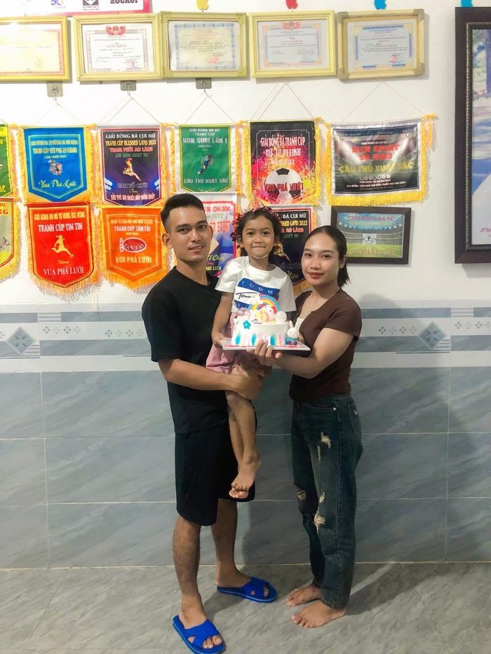 Thuơn cho biết gia đình là điểm tựa của cô trên chặng đường theo đuổi đam mê bóng đá. Ảnh: NVCC.