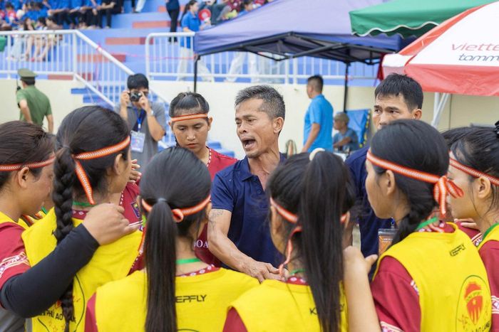 HLV Nguyễn Anh Dũng (chính giữa) chỉ đạo chiến thuật đội Đak Đoa tại trận chung kết ở Lào Cai ngày 29/8. Ảnh: Tuấn Nguyễn.
