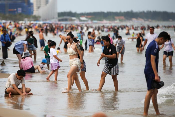 Càng về chiều, Bãi Sau càng nhộn nhịp du khách xuống tắm biển. Theo UBND phường Vũng Tàu, kỳ nghỉ lễ năm nay kéo dài 5 ngày từ 29/8 đến 2/9, địa phương dự kiến đón và phục vụ khoảng 200.000 - 300.000 lượt khách.