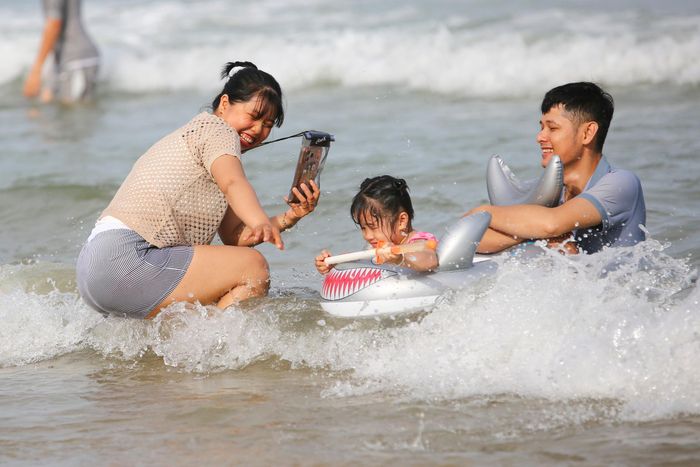 "Tôi cùng gia đình từ Đồng Nai lên đây, rất vui vì không khí khá náo nhiệt. Tôi tìm phòng khách sạn cũng khá dễ, giá cả, thức ăn cũng tăng không quá cao", chị Phạm Thị Như Hậu (du khách từ Đồng Nai) cho biết.