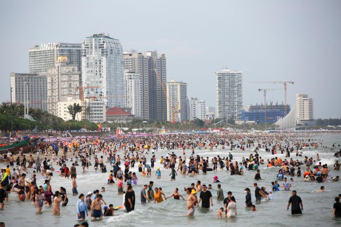Từ 16h ngày 30/8, lượng khách đổ về biển Bãi Sau, phường Vũng Tàu, TP.HCM bắt đầu đông dần. Thời tiết mát mẻ cùng nắng nhẹ giúp du khách có trải nghiệm thoải mái khi đến đây tắm biển.