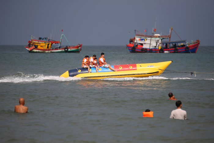 Du khách trải nghiệm trò chơi Banana Boat (phao chuối) trên biển Vũng Tàu. Mỗi lượt chơi có giá từ 600.000 đến 1,2 triệu đồng, tùy số lượng người tham gia.