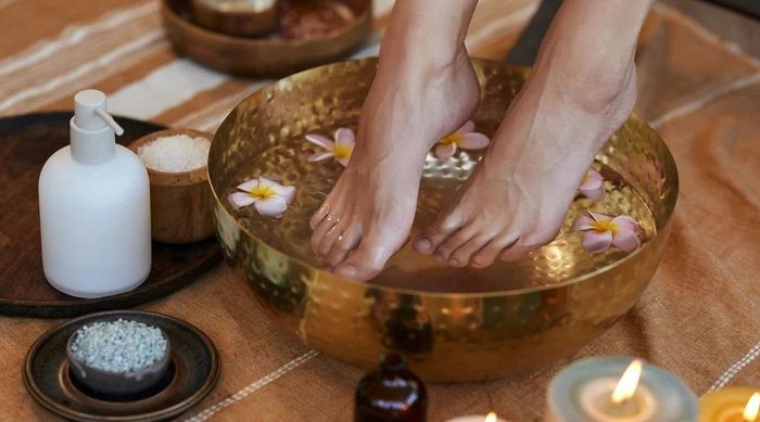  Ngâm chân là phương pháp an toàn, đơn giản và không dùng thuốc để cải thiện chất lượng giấc ngủ. Ảnh: Shutterstock. 