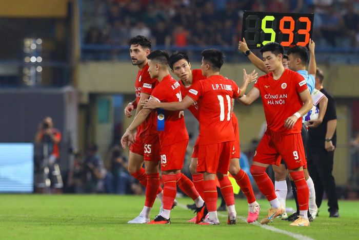 Giữa hiệp hai, một hình ảnh đã thể hiện rất rõ cách biệt giữa hai đội khi CLB Công an Hà Nội tung vào sân cùng lúc 3 siêu sao, 3 tuyển thủ Việt Nam cho 3 tuyến gồm Nguyễn Quang Hải, Nguyễn Đình Bắc và Đoàn Văn Hậu. Cũng chính Đình Bắc là người ghi bàn nâng tỷ số lên 4-0.