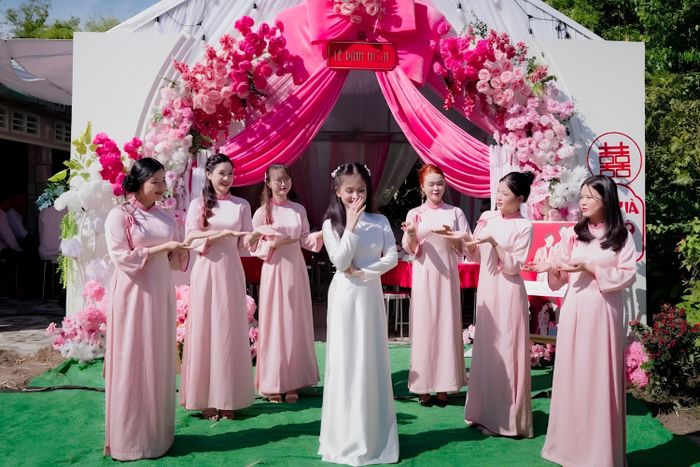  Dâu phụ đồng hành cùng Ngọc Mai trong ngày cưới, từ việc chuẩn bị đồ đạc đến các nghi thức trước khi cô dâu về nhà chồng. Ảnh: NVCC. 