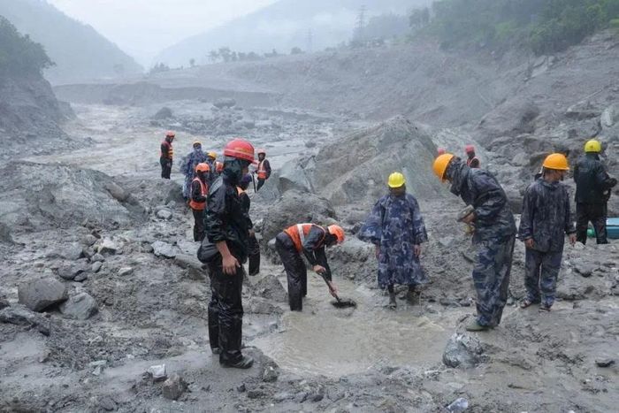  Các nhân viên cứu hộ tham gia hoạt động cứu nạn gần đường hầm của Dự án Thủy điện Trishuli 3A sau trận lũ quét và sạt lở tại Nepal. Ảnh: Reuters. 