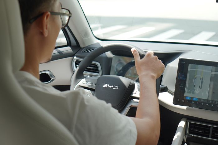 Tại Việt Nam chưa có quy định về độ tuổi tối đa để được cầm lái ôtô. Ảnh: Đan Thanh.