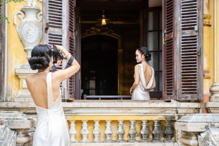 Lê Nguyễn Thái Bình (bên phải) và Châu Anh, cùng 23 tuổi, đến từ TP.HCM, lần đầu đến Huế. Cả hai đặt chân đến thành phố sáng 30/8, dự định trở lại TP.HCM trong tối 31/8 do không có nhiều thời gian. Tại cung An Định, hai du khách thích thú khi bắt gặp nhiều "nàng thơ" diện váy lụa mô phỏng trang phục Hoàng hậu Nam Phương, xếp hàng chờ chụp ảnh. "Tôi không quá bất ngờ khi bắt gặp nhiều người hóa thân Hoàng hậu Nam Phương đến đây chụp ảnh, do đã lường trước các điểm tham quan nổi tiếng có thể đông đúc dịp nghỉ lễ", nữ du khách nói với Tri Thức - Znews.