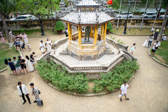 Du khách tập trung tại đình Trung Lập - công trình nằm giữa cổng vào và lầu Khải Tường. Ngôi đình có kết cấu nhỏ với mặt bằng hình bát giác và hai lớp mái làm theo dạng cổ lầu.