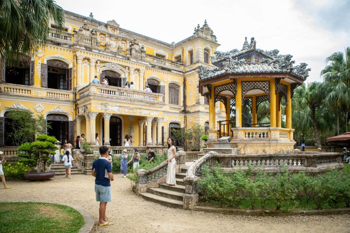 Sáng 31/8, cung An Định (phường Thuận Hóa, TP. Huế) chật kín du khách đến tham quan, chụp ảnh. Thời tiết Huế dịp này khá thuận lợi cho các hoạt động ngoài trời, trời không nắng gắt, thỉnh thoảng có mưa, giúp du khách dễ dàng dạo chơi, tham quan trong kỳ nghỉ lễ 2/9. Cung An Định tiền thân là phủ Phụng Hóa, được vua Đồng Khánh xây dựng làm phủ riêng cho vua Khải Định khi còn là thái tử. Sau khi lên ngôi, vua Khải Định trao lại cung An Định cho hoàng tử Vĩnh Thụy, tức vua Bảo Đại sau này.