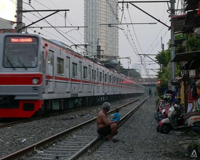 Với nhiều người Indonesia, sinh hoạt ven đường tàu diễn ra hàng ngày. Ảnh: CNA.