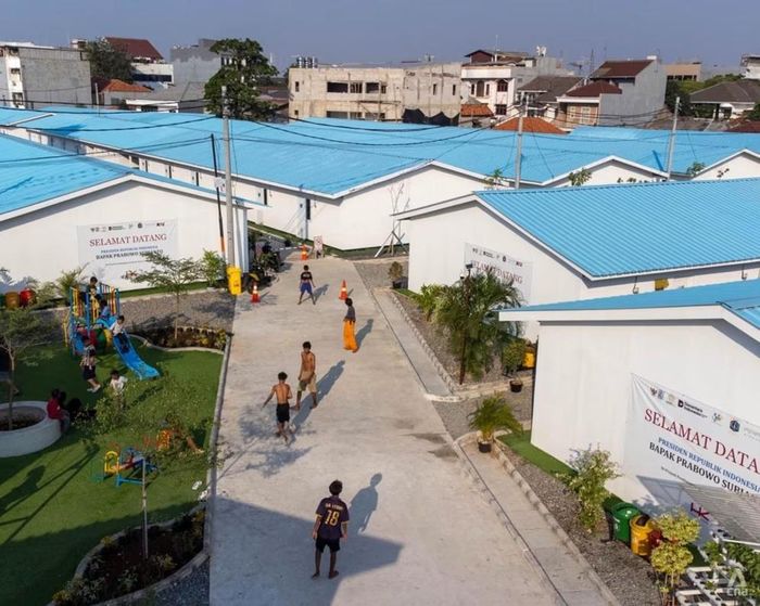 Khu nhà tái định cư cho người dân sinh sống ven đường tàu. Ảnh: CNA.