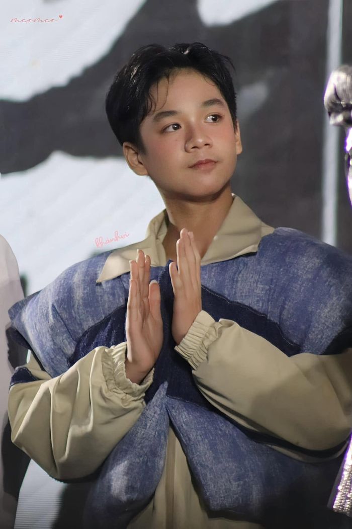 Đời thường, Hạo Khang có nhiều sở thích tương đối gần gũi với lứa tuổi. Cậu từng học Vovinam, tự học đàn và nhạc lý, đồng thời quan tâm đến ca hát, nhảy và thể thao. Hạo Khang cũng từng chia sẻ bản thân khá hướng ngoại, thích theo dõi các xu hướng trên mạng xã hội.