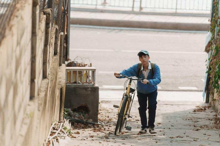  Với ngoại hình sáng, nét hiền lành và cách diễn tương đối tự nhiên, Hạo Khang khá vừa vặn với hình tượng Phú Quý. Diễn viên trẻ xử lý tốt những phân đoạn đời thường, đặc biệt là các tình huống hài hoặc những khoảnh khắc nhân vật còn ngây ngô trước hàng loạt điều bất thường xung quanh. Cách thể hiện tiết chế cũng giúp Phú Quý giữ được cảm giác gần gũi. Ảnh: @CJ. 