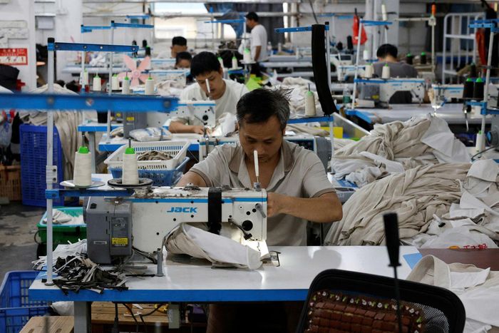 Dây chuyền sản xuất tại một nhà máy may mặc ở thành phố Quảng Châu, tỉnh Quảng Đông, Trung Quốc, ngày 27/7. Ảnh: Reuters.