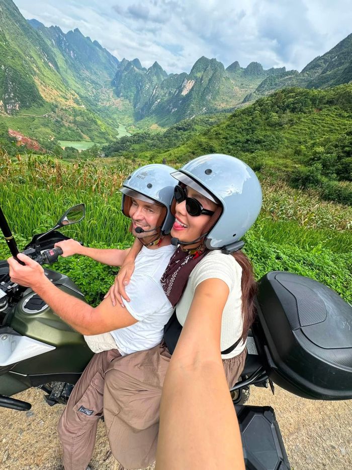 Trong những ngày nghỉ lễ Quốc Khánh, Thảo Nhi Lê và bạn trai dành thời gian để đi phượt 4 ngày ở Hà Giang. Cả hai tự lái môtô và trải nghiệm nhiều cung đường tuyệt đẹp tại đây. Họ dừng lại ở nhiều địa điểm để "check-in" và lưu lại những khoảnh khắc đáng nhớ. "Điều tôi thích ở Hà Giang là mỗi khu vực lại có một cảnh sắc và không khí hoàn toàn khác nhau, từ cây cối, khí hậu đến cách người dân canh tác. Mọi người sống ở khắp nơi giữa những dãy núi, trên những đỉnh cao, sâu trong thung lũng hay bên cạnh những con suối và thác nước. Họ tự tạo nên những ngôi nhà, những cộng đồng nhỏ và một cuộc sống riêng giữa thiên nhiên rộng lớn", á hậu chia sẻ.