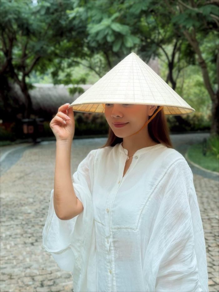 Mù Cang Chải, Yên Bái là điểm dừng chân ở ca sĩ Phạm Quỳnh Anh trong những ngày lễ. Cô diện cây trắng, tạo dáng ở nhiều không gian tại một resort sang trọng. Cô cho biết đây là lần đầu tiên đến Mù Cang Chải nhưng đã bị thu hút bởi vẻ đẹp cùng vùng đất này. "Xao xuyến và mê đắm", cô viết trên trang cá nhân.