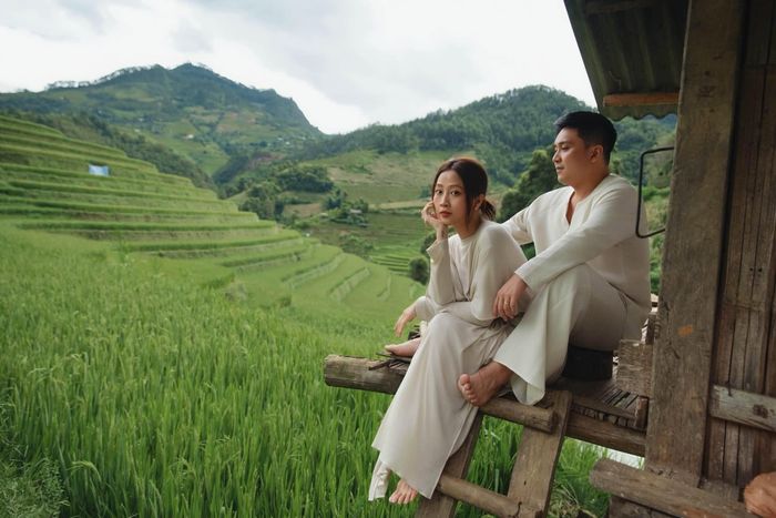  Vợ chồng Liêu Hà Trinh tận hưởng khoảng thời gian thư thái, yên bình tại một căn nhà gỗ ở Mù Cang Chải, Yên Bái. Ngôi nhà có hướng đối diện với ruộng bậc thang đẹp mắt. Cả hai diện trang phục đồng điệu và chụp lại nhiều hình ảnh đẹp tại đây. 