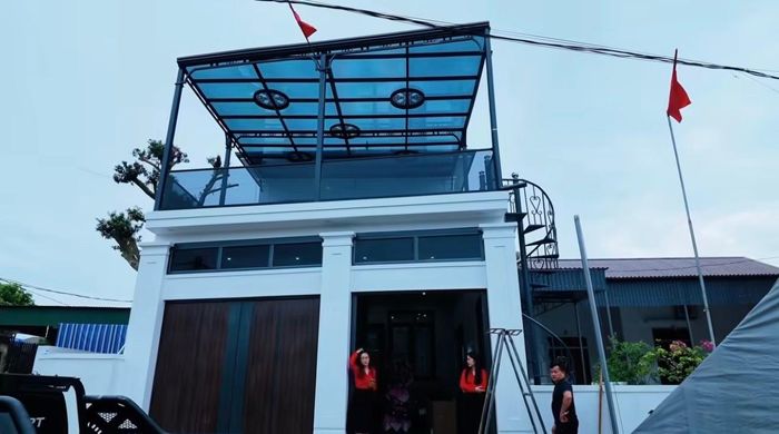 Bên ngoài căn nhà mới của gia đình Đình Bắc tại xóm Hưng Yên Bắc 2, xã Yên Trung, Nghệ An. Ảnh: Nhà hàng Yên Doan.