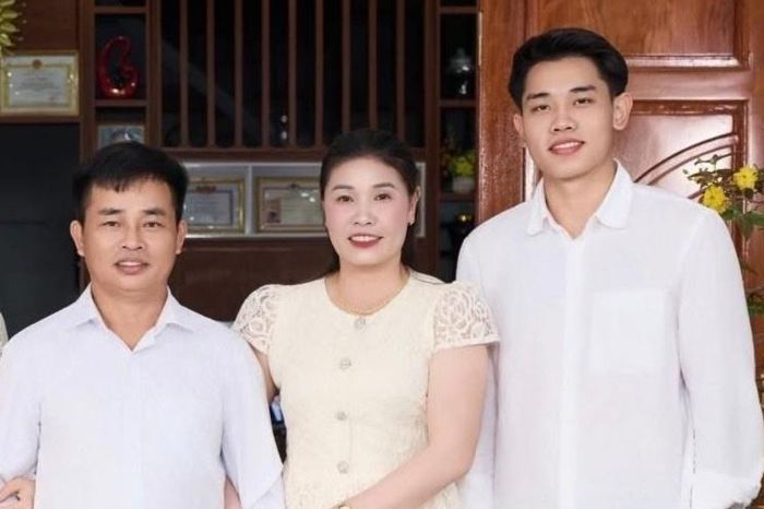 Đình Bắc chụp hình kỷ niệm cùng gia đình ở nhà cũ dịp Tết.