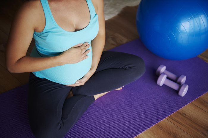 Tập luyện đúng cách và vừa phải khi mang thai có thể mang lại nhiều lợi ích cho cả mẹ và thai nhi. Ảnh: Magnific.