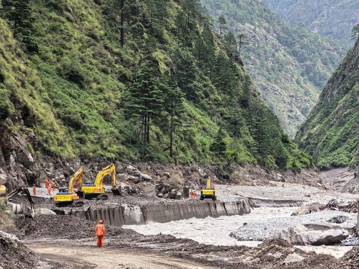 Các nhân viên cứu hộ đang sửa chữa con đường bị hư hại dẫn đến cảng Gyirong sau vụ sạt lở đất, tại Shigatse, Khu tự trị Tây Tạng (Trung Quốc). Ảnh: Reuters.